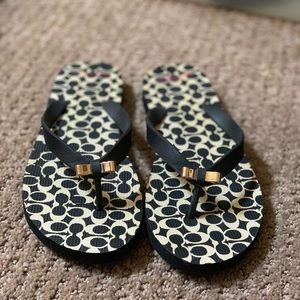 EUC COACH BOWTIE FLIPFLOPS 9-10